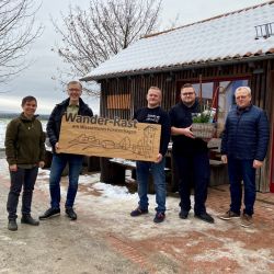 Marktbereichsleiter Stefan Koch überreicht Commerzbank-Umweltpraktikantin Katrin Schmidt den Praktikumsrucksack. Frau Schmidt präsentiert schon erste Materialien für ihre Klimawanderung / Foto: Julia König