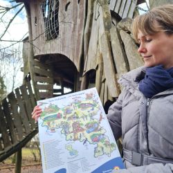 Sibylle Wagner präsentiert die neue Kinderkarte zum Eichsfeld