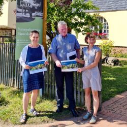 Claudia Wilhelm (Leiterin des Naturparks), ruft gemeinsam mit Vertretern der Landkreise Eichsfeld und Wartburgkreis auf, sich am Projekt zu beteiligen.