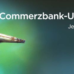 Marktbereichsleiter Stefan Koch überreicht Commerzbank-Umweltpraktikantin Katrin Schmidt den Praktikumsrucksack. Frau Schmidt präsentiert schon erste Materialien für ihre Klimawanderung / Foto: Julia König