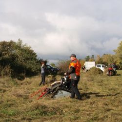 Eine selbstfahrende Mähraupe mit Doppelmesserbalken wurde erstmals auf der Niedermoorfläche erprobt, die durch große Maschinen nicht befahren werden kann (Foto: Dr. Juliane Vogt).