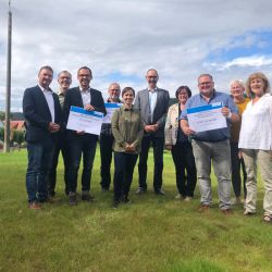 Über 70.000 € fließen in die Verwaltungsgemeinschaft Ershausen/Geismar – Staatssekretär Möller (TMUEN) überreicht Spendenschecks in Geismar