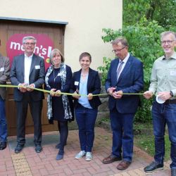 Feierlich wurde das Band durchschnitten. v.l.n.r.: Staatssekretär Burkhard Vogel, Friedel Heuwinkel (VDN), Ulrike Papenfuss (Atelier), Claudia Wilhelm (Naturpark), Dr. Henning (Landrat) und Uwe Müller (Naturpark)