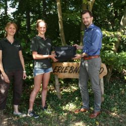 Umweltpraktikantin Lena Zander (Mitte) mit Sibylle Wagner (links, NP EHW) und Michael Weitz (Commerzbank)