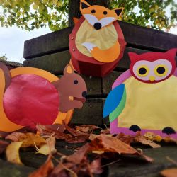 Bunt und kreativ geht es im Naturparkzentrum zu – Tierlaternen werden im Naturparkzentrum gebastelt.