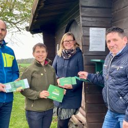 "Im Naturpark wurde das Projekt Touringen an der Lindenhecke vorgestellt: Michael Reinz, Claudia Wilhelm, Anne-Katrin Ibarra Wong und Andreas Henning (v.l.n.r.)