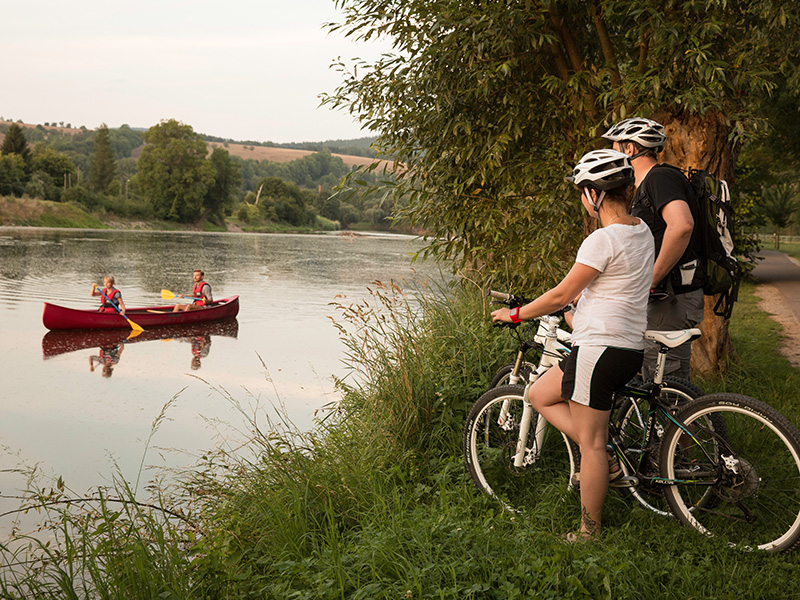 Radfahrer an der Werra - Umsteigen ins Kanu